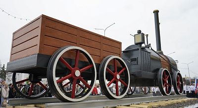Памятник первому русскому паровозу появился в Пензе благодаря ЕВРАЗу